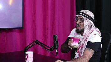 He discovers bi couple in room free of prejudice