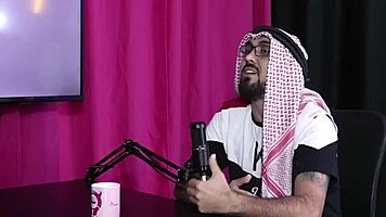 He discovers bi couple in room free of prejudice