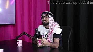 He discovers bi couple in room free of prejudice