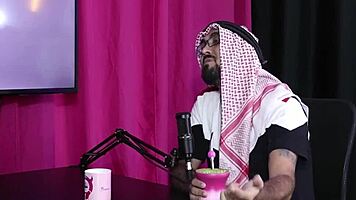 He discovers bi couple in room free of prejudice