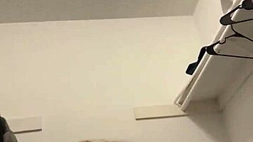 Seksi büyük götlü Nikki'yi dolabında baştan çıkarıyor