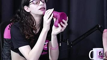 Yumi Trap demonstrates blowjob on toy 😏