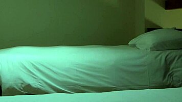 je surprend ma coloc se touchant dans ma chambre. dazzlingfacegirl full 28min video on mym.