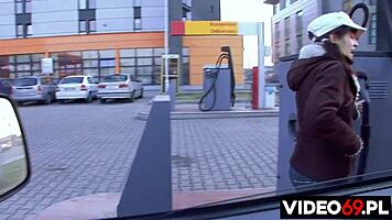 Quick hotel pickup leads to intense pussy licking