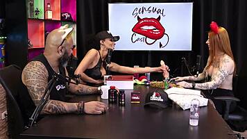 Duas gostosas testam o produto em seus peitos, ruiva braba sheer red lingerie