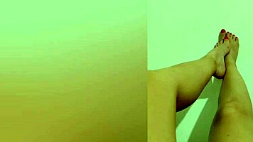 i love showing my shy legs and getting that orgasm