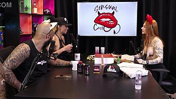 Duas gostosas testam o produto em seus peitos, ruiva braba sheer red lingerie