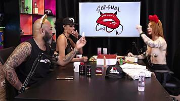 Duas gostosas testam o produto em seus peitos, ruiva braba sheer red lingerie