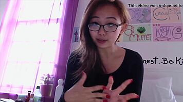 hey, what’s up with harriet sugarcookie in those glasses?