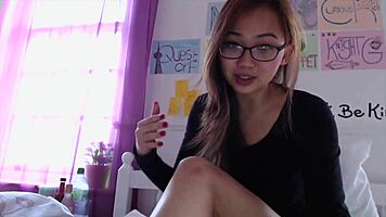 hey, what’s up with harriet sugarcookie in those glasses?