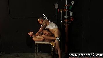 捷克女孩首次体验束缚，他把她的头按在墙上