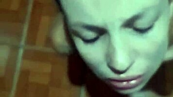 novinha branquina linda faz um boquete facial incrivel ate receber porra na boca