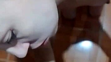 novinha branquina linda faz um boquete facial incrivel ate receber porra na boca