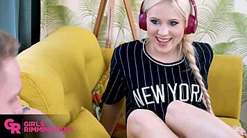 Девчонки лизут жопу: голубоглазая сводная сестричка отрывается на анале и римминге в миниатюрке