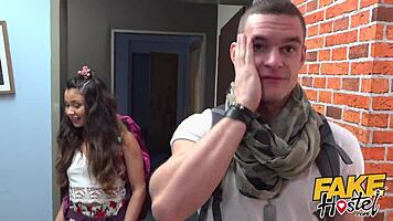 Ей виж фалшивата хостел тийн 18+ чука непознат докато приятелят се мие!