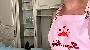 Have you seen the depilation of her long slender legs?