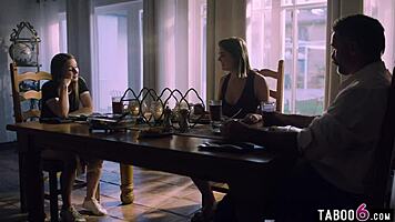 स्टेप डैड रात को टीन 18+ फ्रेंड एनी ऑरोरा को चोदा