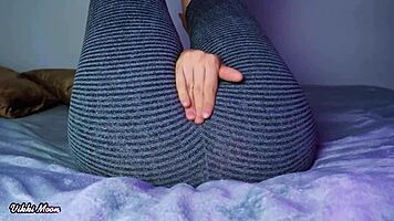 cute young babe fingers her wet pussy in tight leggings, moaning softly 😍