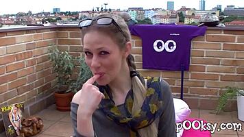 Большой член растягивает рот любительской тинейджерки 18+ Минни в сексуальном белье на улице