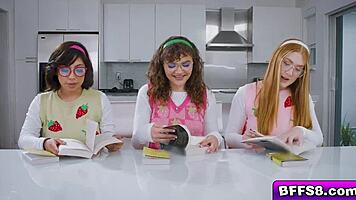 bffs harper red and naudi nala start lusting 😍