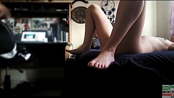 sophie petite 18+ amateur real caliente da sexo oral hasta que se la meten y se restriega hasta que se viene después pide leche adentro