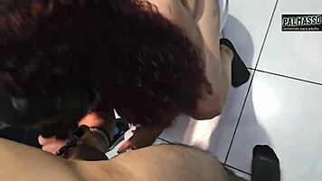 me follo a la mama de mi amigo rapidin en el baño 😈