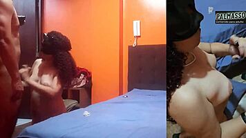 me follo a la mama de mi amigo rapidin en el baño 😈