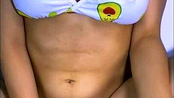 la madrastra sexy y provocativa sorprendi� a su hijastrastrastro con un conjunto de lencer�a en la habitaci�n de invitados