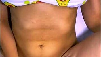 la madrastra sexy y provocativa sorprendi� a su hijastrastrastro con un conjunto de lencer�a en la habitaci�n de invitados