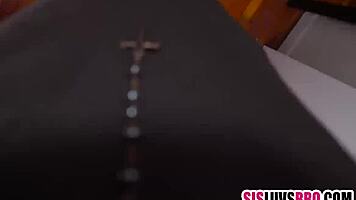 أنا فتاة قوطية تقفز على زب أخي بالتبني في جنس محرم