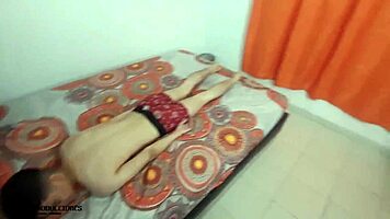 hermanastro nalguea a su hermanastra y come su vagina