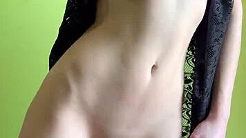 Cute girl uses dildo to orgasm in homemade video