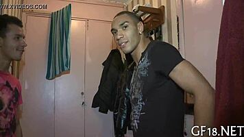 Špinavá holka předvádí blowjob a šukání v domácí scéně 😏