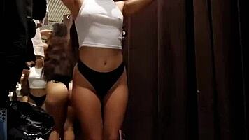 くそ、セクシーな女が公共の試着室でリスクのあるオーガズム！😍