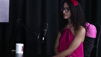 Safada mostra seu boquete ap�s falar o seu dom de sentar em cima do pau - espaguete transsexual sheer red