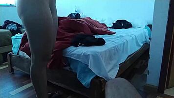 Invito al domiciliario a que pase y me espere mientras me baño al salir de la ducha me lo follo