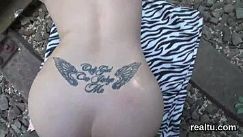 Nymphe tchèque glamour tentée au supermarché pour labourage POV