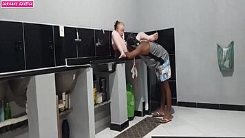 recebe amigo lingerie agarra trepa cozinha
