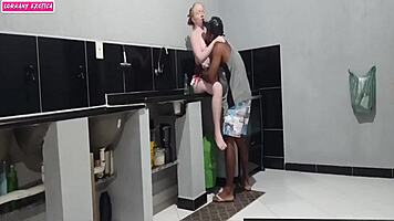 recebe amigo lingerie agarra trepa cozinha