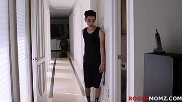 О боже, нервният заварен син най-накрая чука горещата мама 😍