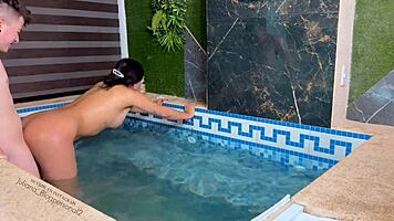 Nos quedamos solos en casa con mi prima y follamos duro en la piscina 🔥