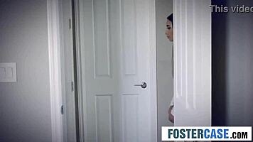 Obrovské cicí MILF a manžel láka mladú 18+ na zakázanú trojku