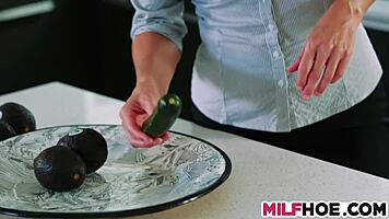 Όμορφη milf μοιράζεται σεξουαλικές συμβουλές σε ομαδικό μάθημα