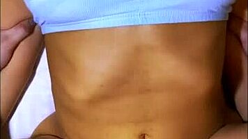 la madrastra de su amiga era una mujer que le encantaba que la dominaran en la cama y su amante no podia resistirse a sus suplicas