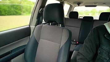 Hej, chceš sa pozrieť na tú šialenú sexy blondínku hrať si s vibrátorom v taxíku?