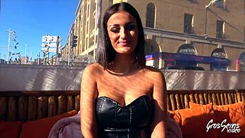 Lylou adore quand on lui défonce sa petite 18+ chatte