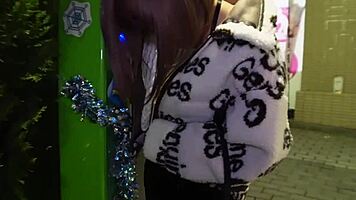 【個人撮影】植え込みに頭をいれていたデカパイの美女　意外に良い　高画質フル動画はurlをコピペで https is gd tcukhm ジャンル： 巨乳