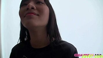 YOUNG JAPANESE AMATEUR DISPLAYS HER ASS BOLDLY