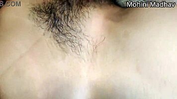 La chica india cachonda engaña a su novio, follada por un extraño