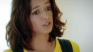 Milf excitată face muie ghidând brunetă micuță 18+ în grup hardcore